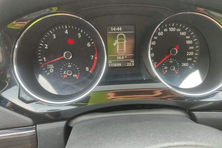 Used Volkswagen Sagitar 2015 230TSI Manual Luxury Edition Odometer Close Up