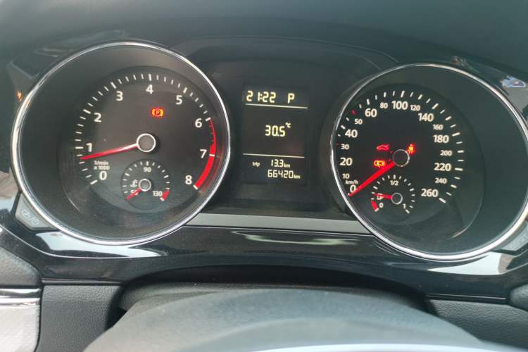 Used Volkswagen Sagitar 2015 230TSI Automatic Comfort Version Odometer Close Up