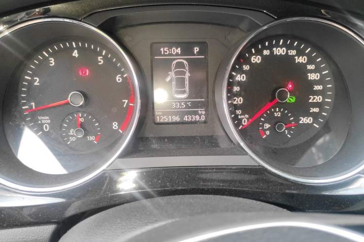 Used Volkswagen Sagitar 2015 230TSI Automatic Luxury Model Odometer Close Up