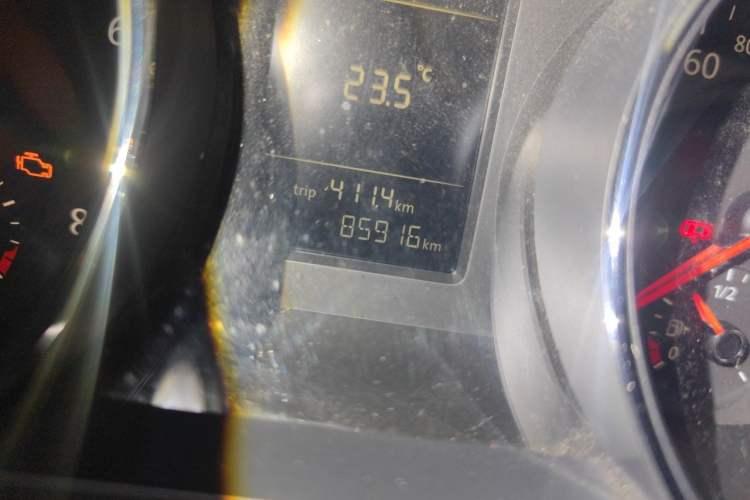 Used Volkswagen Sagitar 2015 230TSI Automatic Comfort Version Odometer Close Up