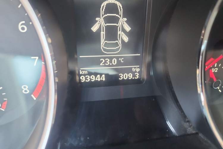 Used Volkswagen Sagitar 2015 230TSI Automatic Luxury Model Odometer Close Up