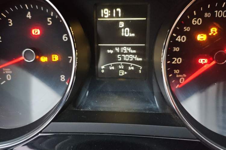 Used Volkswagen Sagitar 2015 1.6L Manual Comfort Model Odometer Close Up