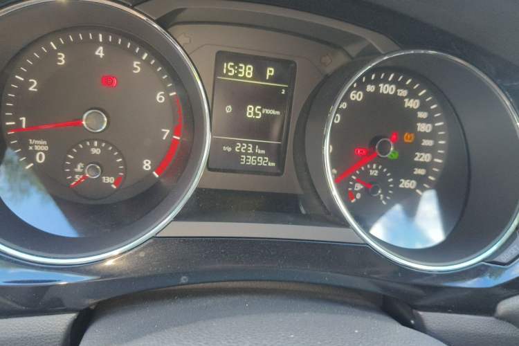 Used Volkswagen Sagitar 2015 230TSI Automatic Comfort Version Odometer Close Up
