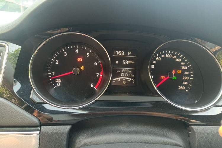 Used Volkswagen Sagitar 2015 1.6L Automatic Comfort Model Odometer Close Up
