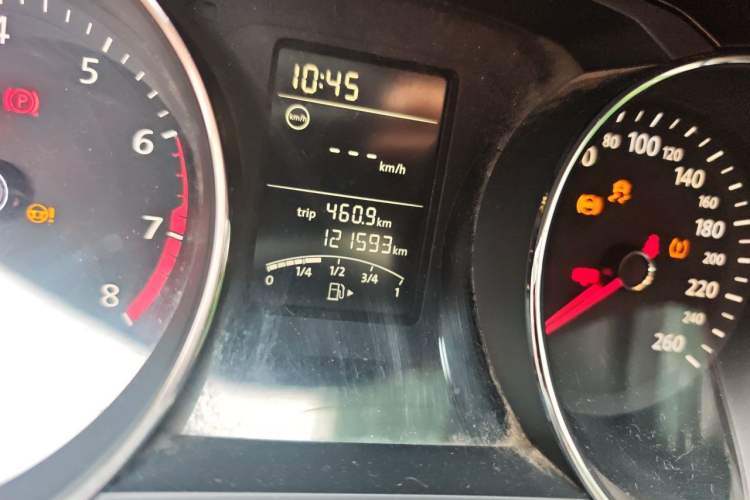 Used Volkswagen Sagitar 2015 1.6L Manual Comfort Model Odometer Close Up