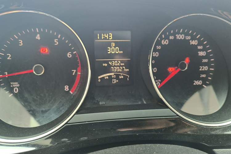 Used Volkswagen Sagitar 2015 1.6L Manual Comfort Model Odometer Close Up