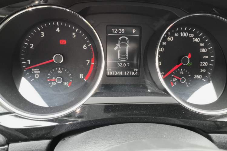 Used Volkswagen Sagitar 2015 230TSI Automatic Luxury Model Odometer Close Up