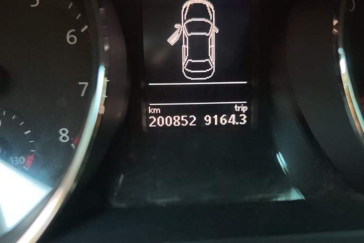 Used Volkswagen Sagitar 2015 230TSI Manual Luxury Edition Odometer Close Up