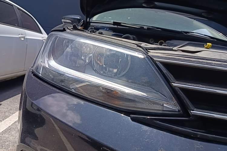 Used Volkswagen Sagitar 2015 1.6L Automatic Comfort Model Right Front Headlight