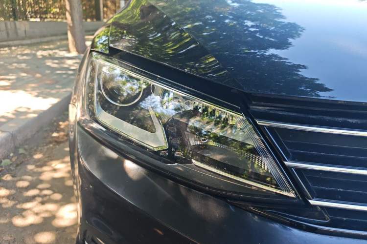 Used Volkswagen Sagitar 2015 230TSI Automatic Comfort Version Right Front Headlight