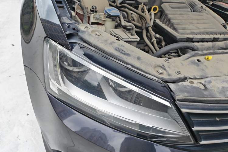 Used Volkswagen Sagitar 2015 230TSI Automatic Comfort Version Right Front Headlight