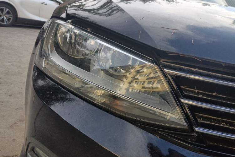 Used Volkswagen Sagitar 2015 1.6L Manual Comfort Model Right Front Headlight