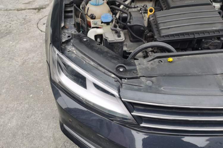 Used Volkswagen Sagitar 2015 1.6L Manual Comfort Model Right Front Headlight