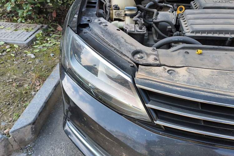 Used Volkswagen Sagitar 2015 1.6L Automatic Comfort Model Right Front Headlight
