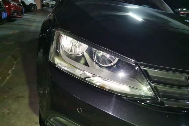 Used Volkswagen Sagitar 2015 230TSI Automatic Luxury Model Right Front Headlight