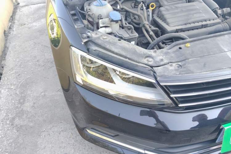 Used Volkswagen Sagitar 2015 230TSI Manual Comfort Version Right Front Headlight