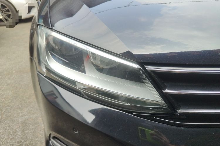 Used Volkswagen Sagitar 2015 230TSI Manual Luxury Edition Right Front Headlight