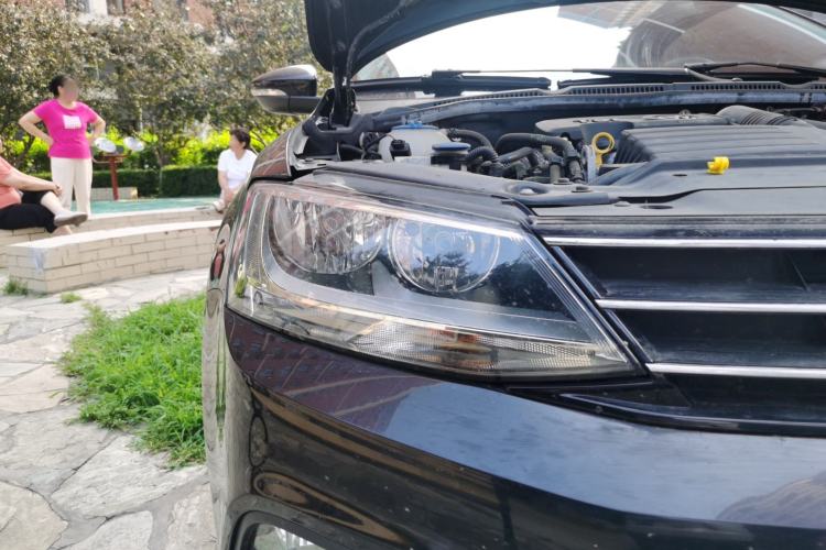 Used Volkswagen Sagitar 2015 230TSI Automatic Comfort Version Right Front Headlight
