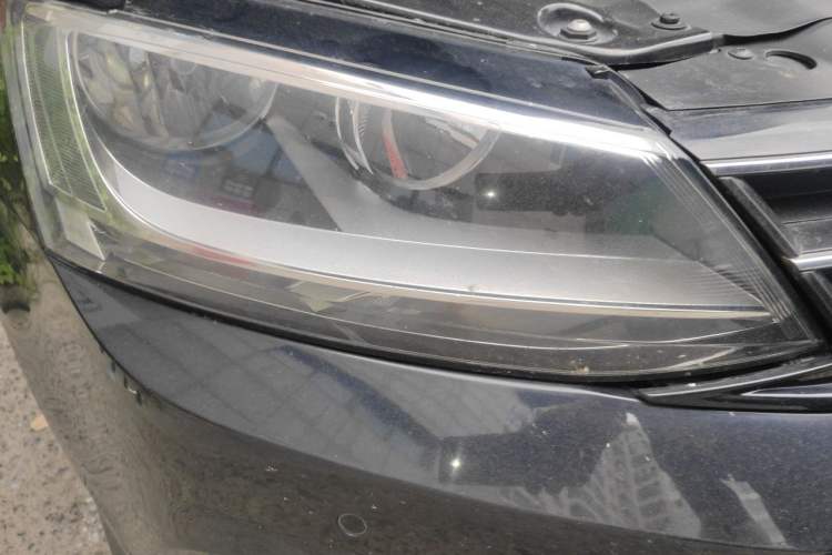Used Volkswagen Sagitar 2015 230TSI Automatic Luxury Model Right Front Headlight