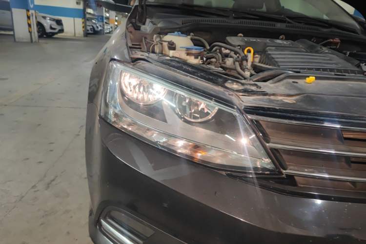Used Volkswagen Sagitar 2015 230TSI Automatic Comfort Version Right Front Headlight