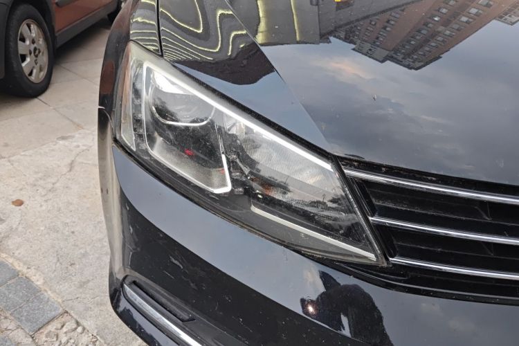 Used Volkswagen Sagitar 2015 230TSI Automatic Luxury Model Right Front Headlight