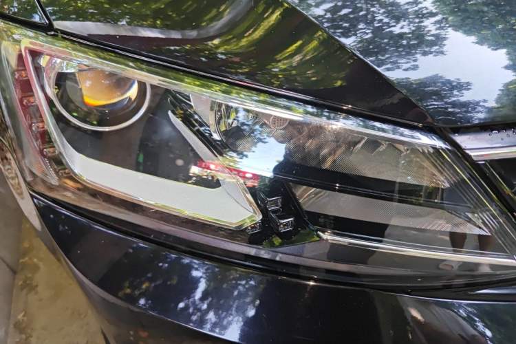 Used Volkswagen Sagitar 2015 230TSI Automatic Luxury Model Right Front Headlight