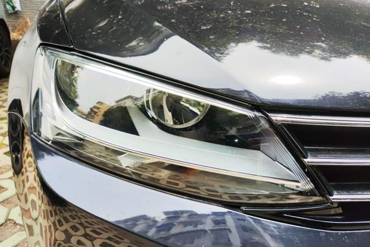 Used Volkswagen Sagitar 2015 230TSI Automatic Comfort Version Right Front Headlight