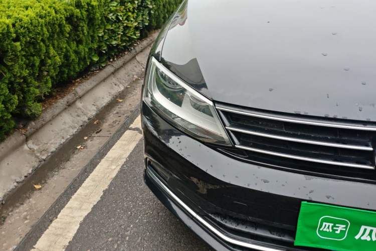 Used Volkswagen Sagitar 2015 1.6L Manual Comfort Model Right Front Headlight