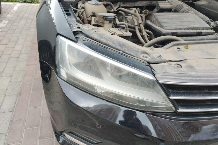 Used Volkswagen Sagitar 2015 230TSI Automatic Luxury Model Right Front Headlight