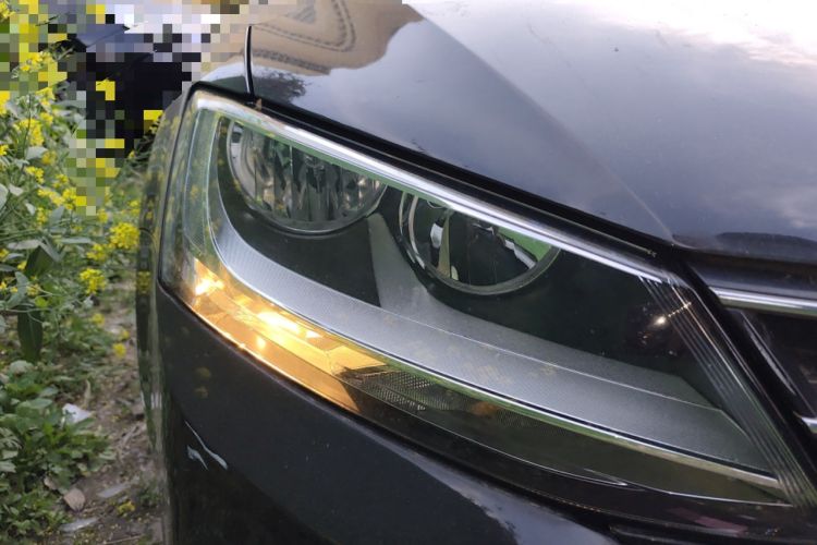 Used Volkswagen Sagitar 2015 230TSI Automatic Comfort Version Right Front Headlight