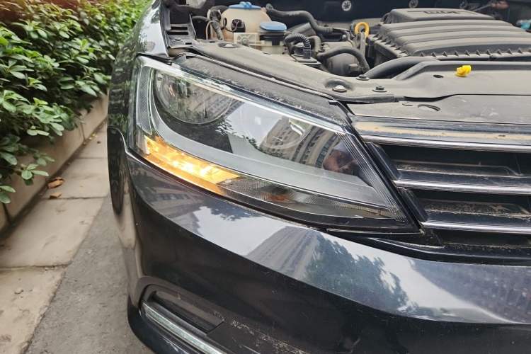 Used Volkswagen Sagitar 2015 1.6L Manual Comfort Model Right Front Headlight