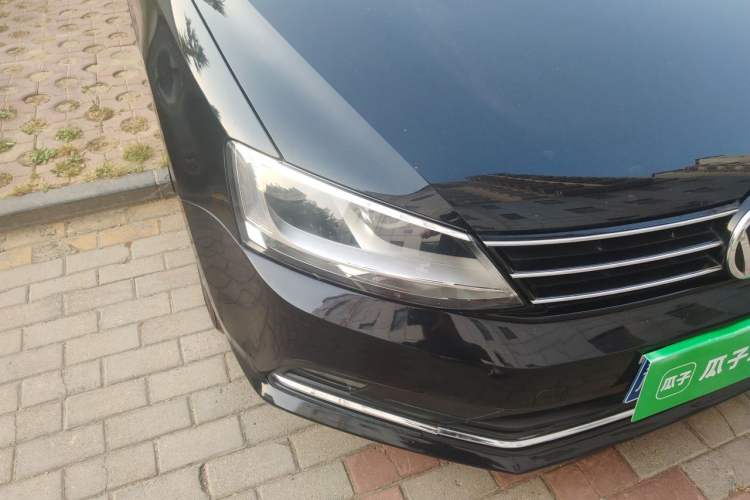 Used Volkswagen Sagitar 2015 1.6L Manual Comfort Model Right Front Headlight