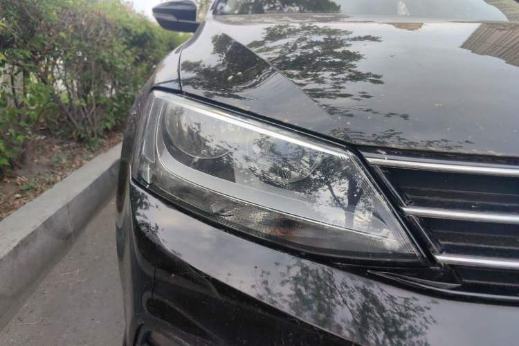 Used Volkswagen Sagitar 2015 1.6L Automatic Comfort Model Right Front Headlight