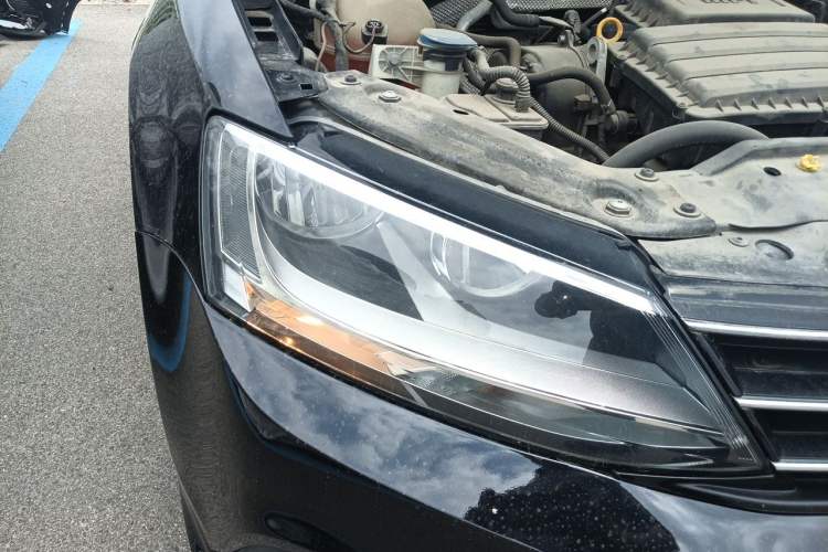 Used Volkswagen Sagitar 2015 1.6L Automatic Comfort Model Right Front Headlight