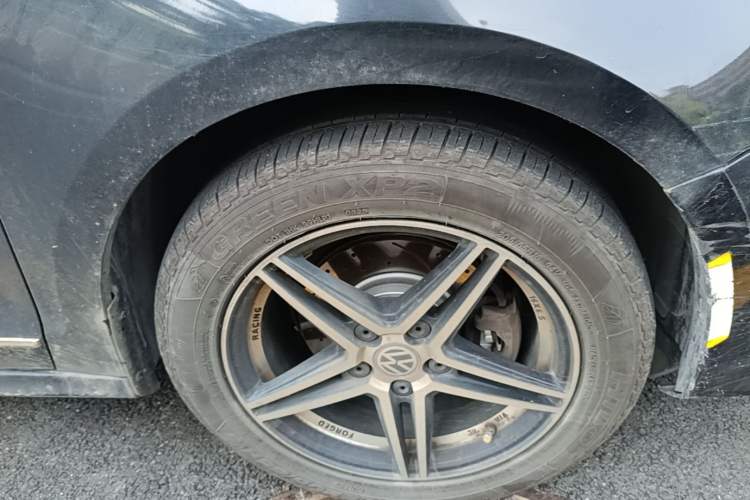 Used Volkswagen Sagitar 2015 1.6L Automatic Comfort Model Right Front Wheel Hub