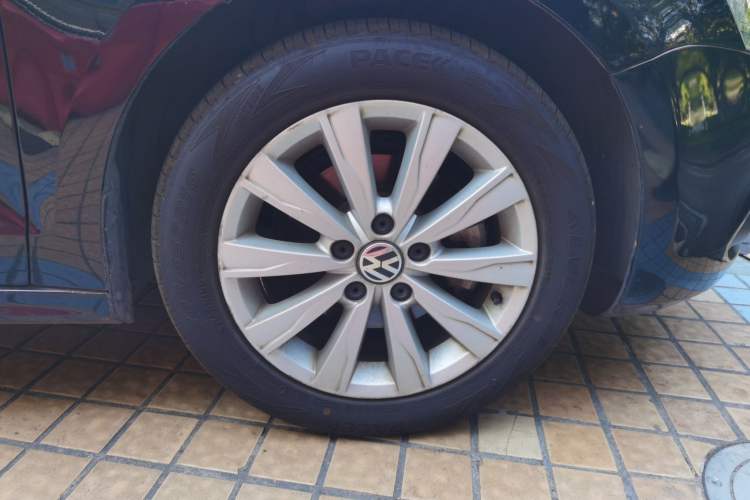 Used Volkswagen Sagitar 2015 1.6L Automatic Comfort Model Right Front Wheel Hub