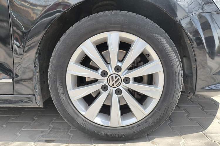 Used Volkswagen Sagitar 2015 230TSI Automatic Comfort Version Right Front Wheel Hub