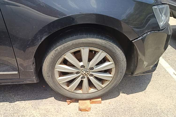 Used Volkswagen Sagitar 2015 1.6L Automatic Comfort Model Right Front Wheel Hub