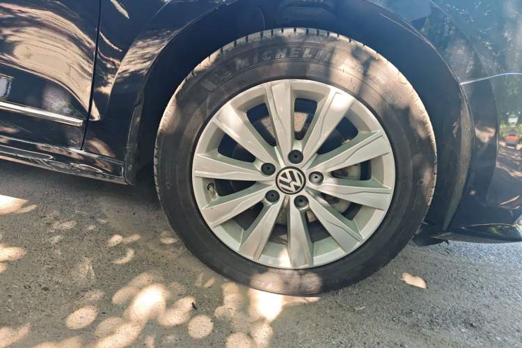 Used Volkswagen Sagitar 2015 230TSI Automatic Comfort Version Right Front Wheel Hub