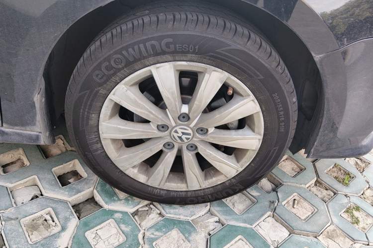 Used Volkswagen Sagitar 2015 1.6L Automatic Comfort Model Right Front Wheel Hub