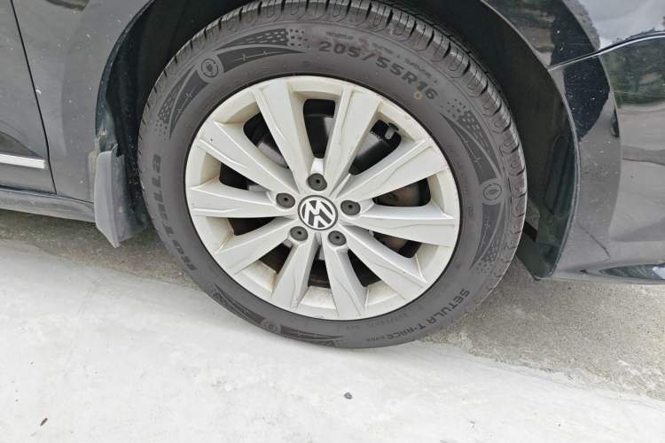 Used Volkswagen Sagitar 2015 230TSI Automatic Comfort Version Right Front Wheel Hub