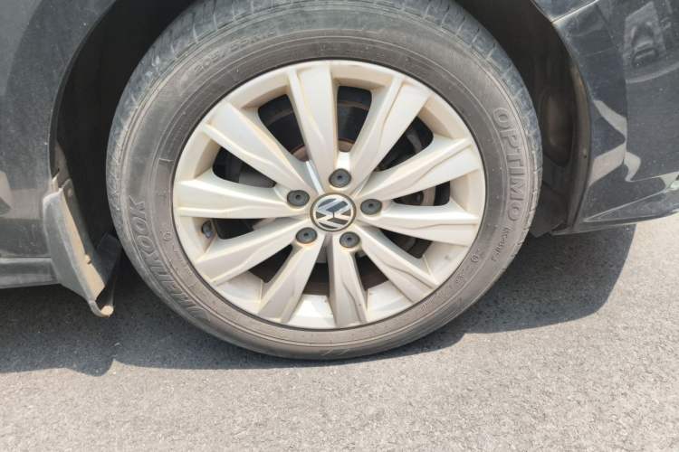 Used Volkswagen Sagitar 2015 1.6L Automatic Comfort Model Right Front Wheel Hub