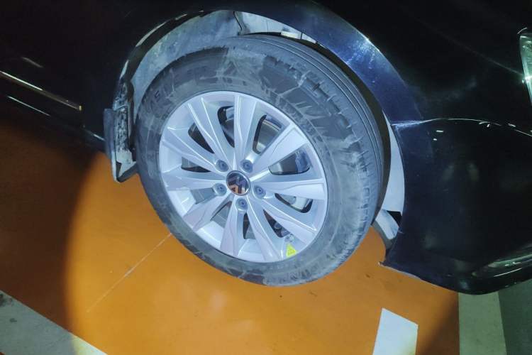 Used Volkswagen Sagitar 2015 1.6L Automatic Comfort Model Right Front Wheel Hub