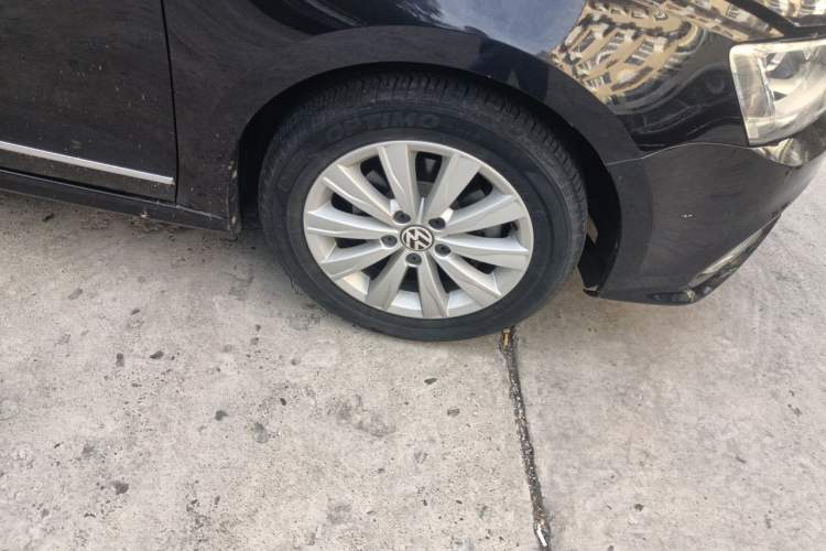 Used Volkswagen Sagitar 2015 1.6L Manual Comfort Model Right Front Wheel Hub