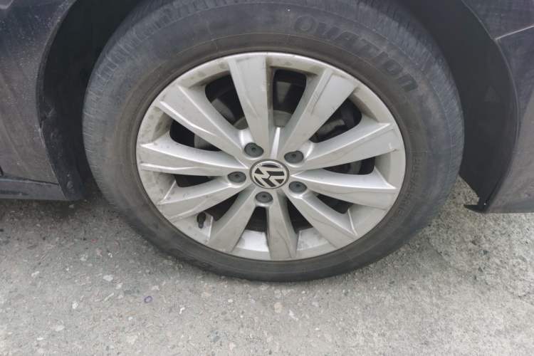 Used Volkswagen Sagitar 2015 1.6L Manual Comfort Model Right Front Wheel Hub