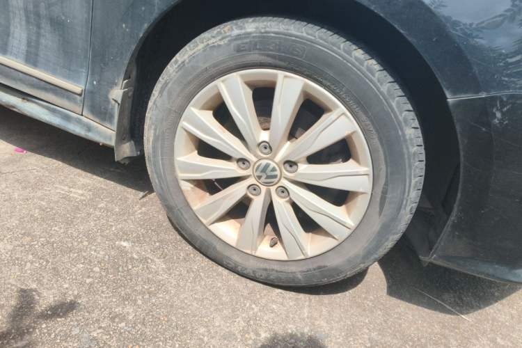 Used Volkswagen Sagitar 2015 230TSI Automatic Comfort Version Right Front Wheel Hub