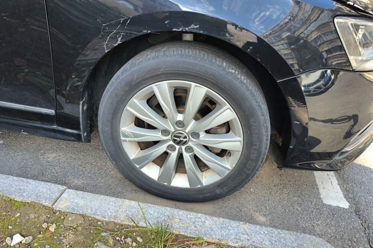 Used Volkswagen Sagitar 2015 1.6L Automatic Comfort Model Right Front Wheel Hub