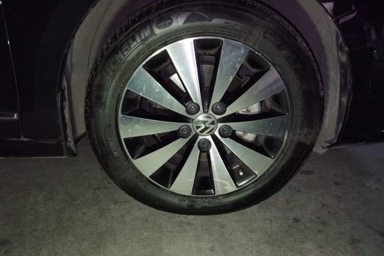 Used Volkswagen Sagitar 2015 230TSI Automatic Luxury Model Right Front Wheel Hub