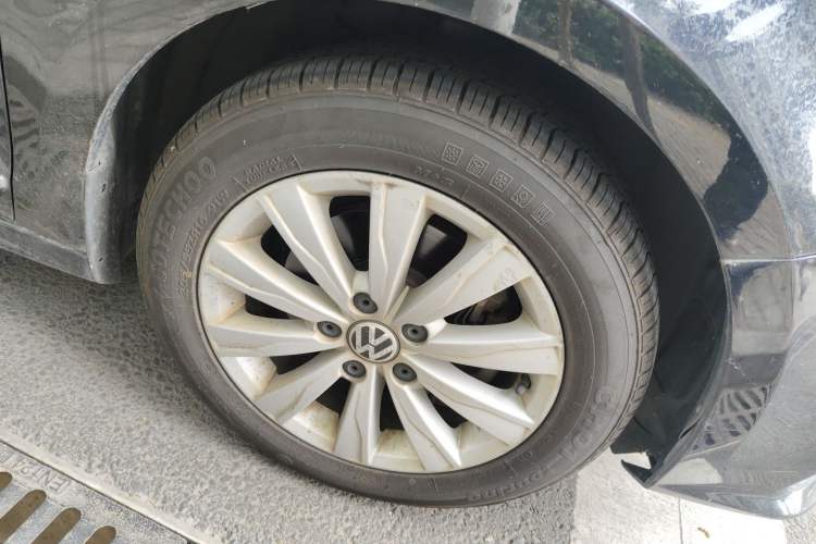 Used Volkswagen Sagitar 2015 230TSI Automatic Comfort Version Right Front Wheel Hub