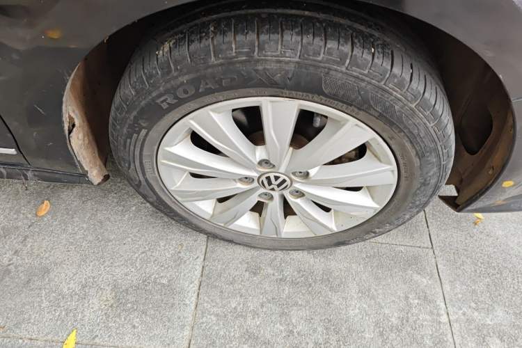 Used Volkswagen Sagitar 2015 230TSI Automatic Comfort Version Right Front Wheel Hub